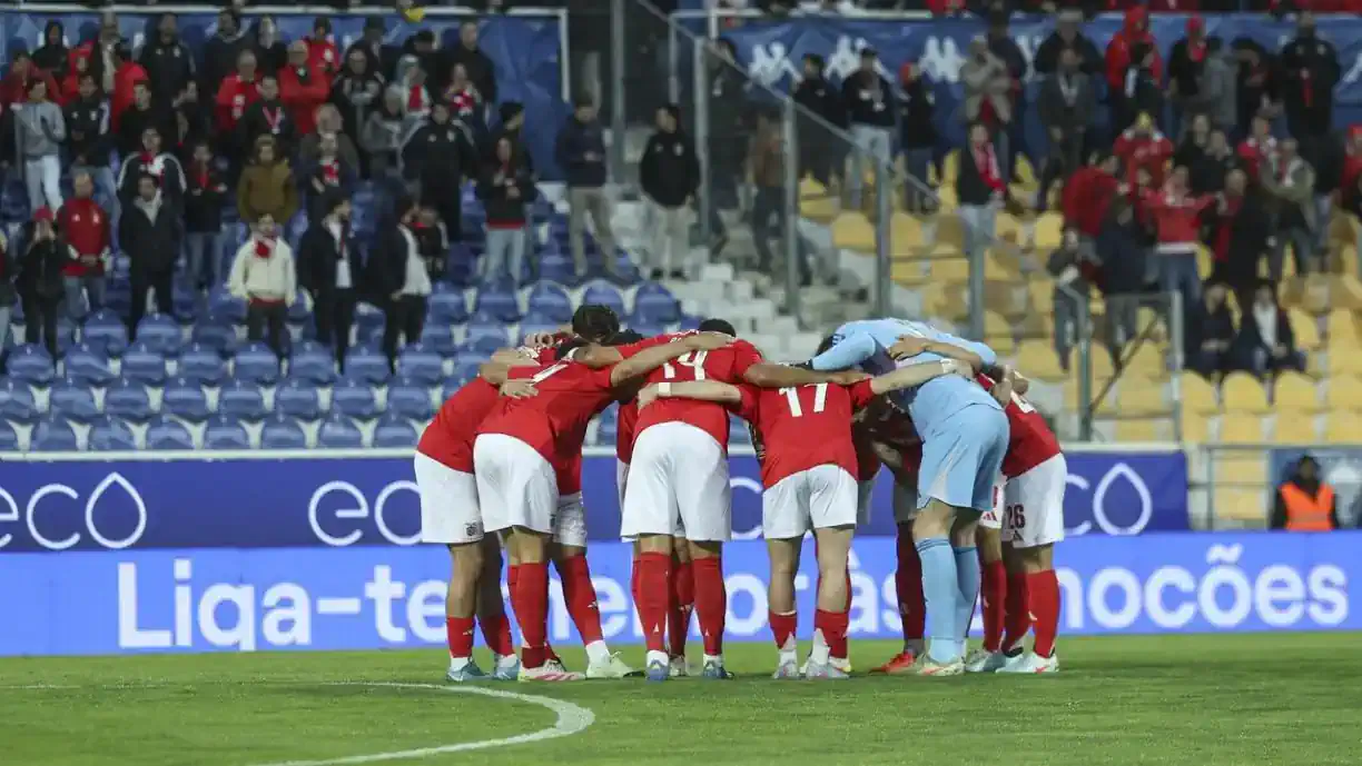 Antigo árbitro analisou principais lances do encontro entre Estoril e águias e diz que médio escapou ao vermelho que o tiraria do jogo entre Benfica e Sporting