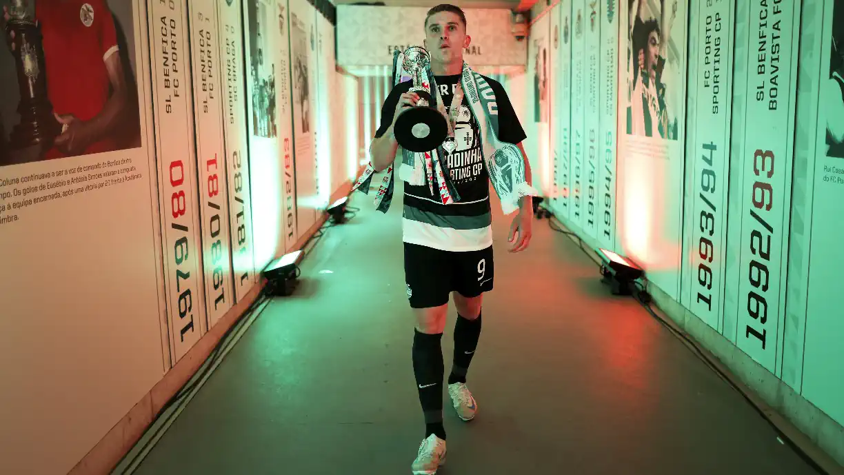 Sporting quer segurar Viktor Gyokeres e oferece 6 milhões de euros anuais ao avançado internacional pela Suécia
