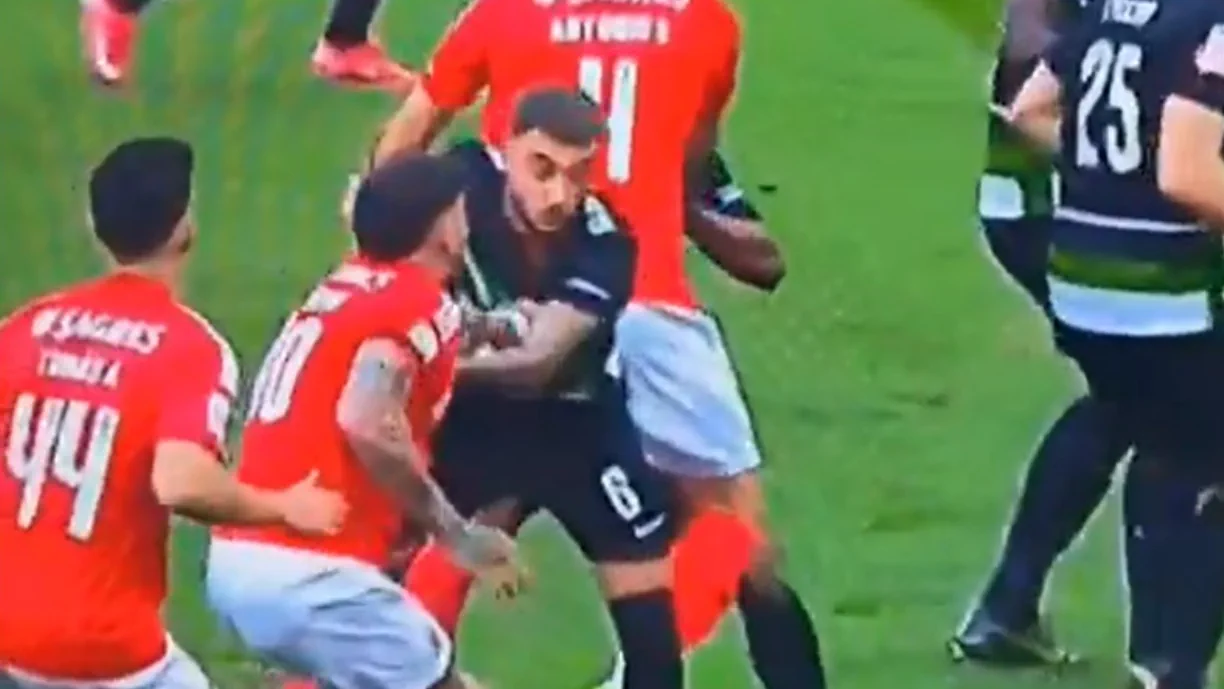 Antigo árbitro internacional abordou lance polémico que envolveu Debast e Otamendi no Benfica - Sporting: "Para mim não é falta"