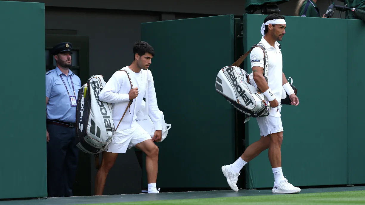 Carlos Alcaraz venceu Fabio Fognini em cinco sets e evitou surpresa monumental na primeira ronda de Wimbledon