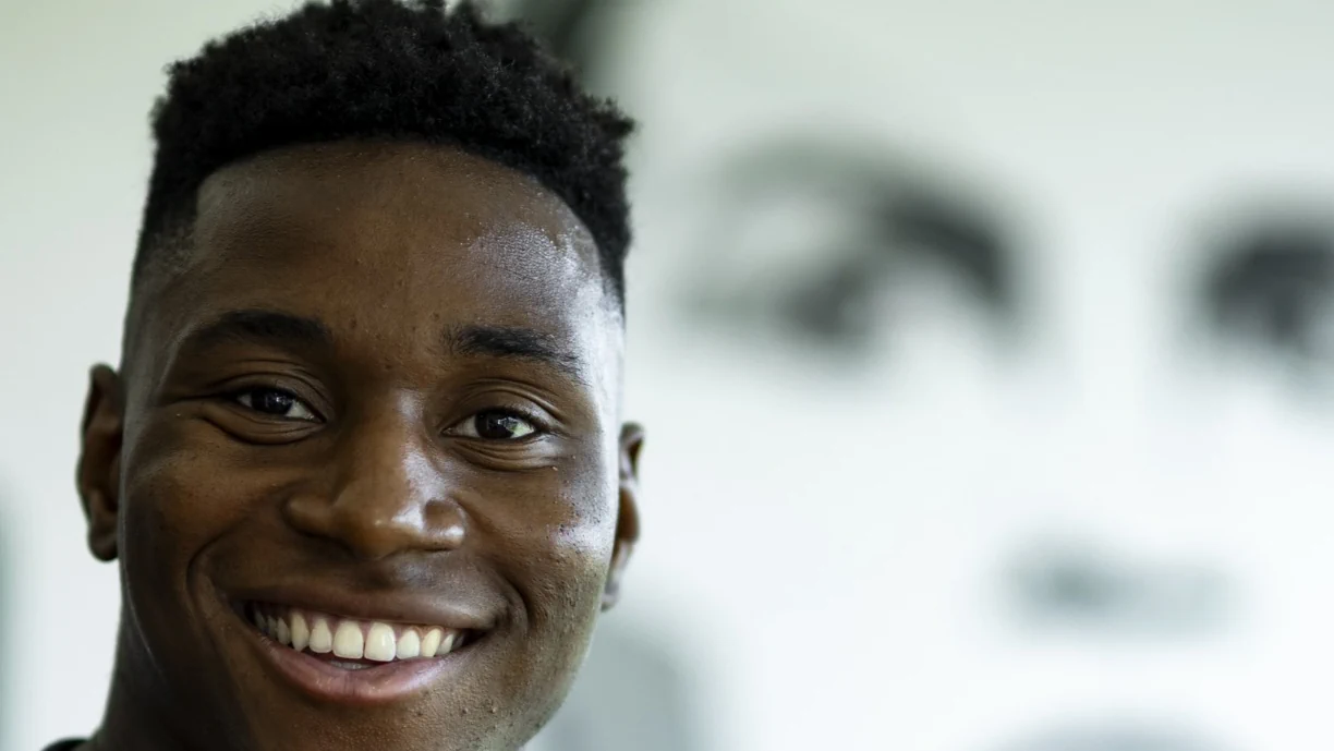 Chelsea oficializou esta segunda-feira a contratação de Dário Essugo, médio internacional sub-21 português, de 20 anos, que pertencia ao Sporting