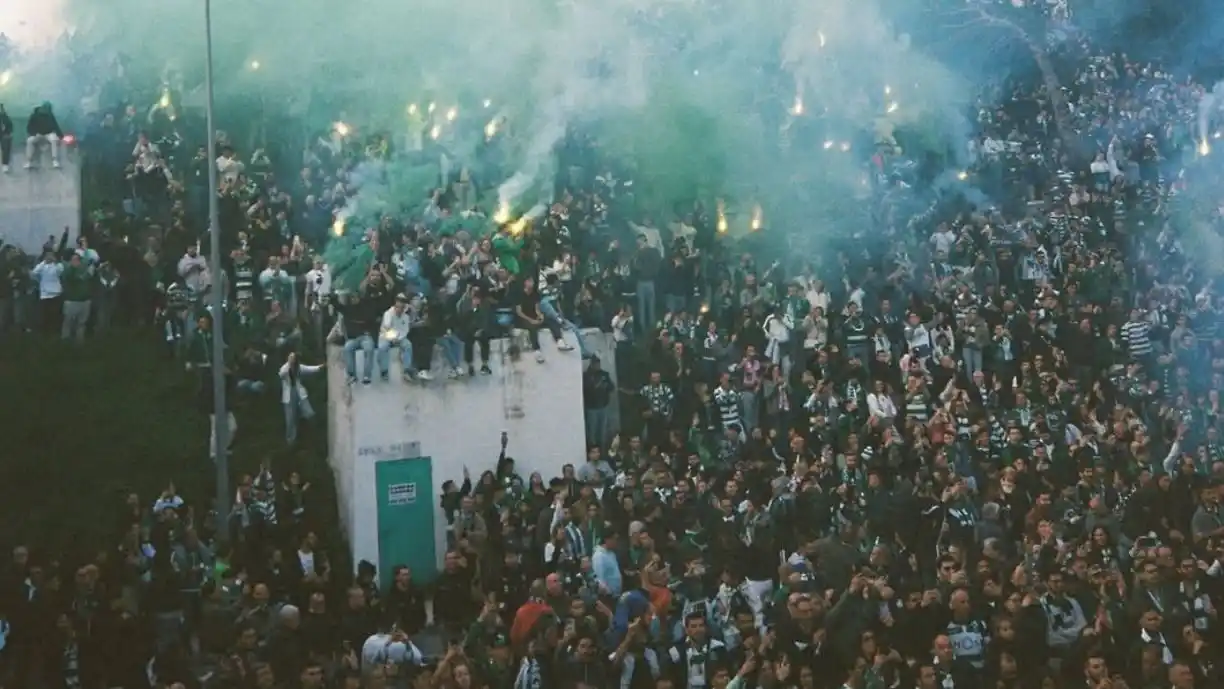 Adeptos do Sporting têm motivos para celebrar depois do triunfo da equipa de basquetebol na final da Taça de Portugal