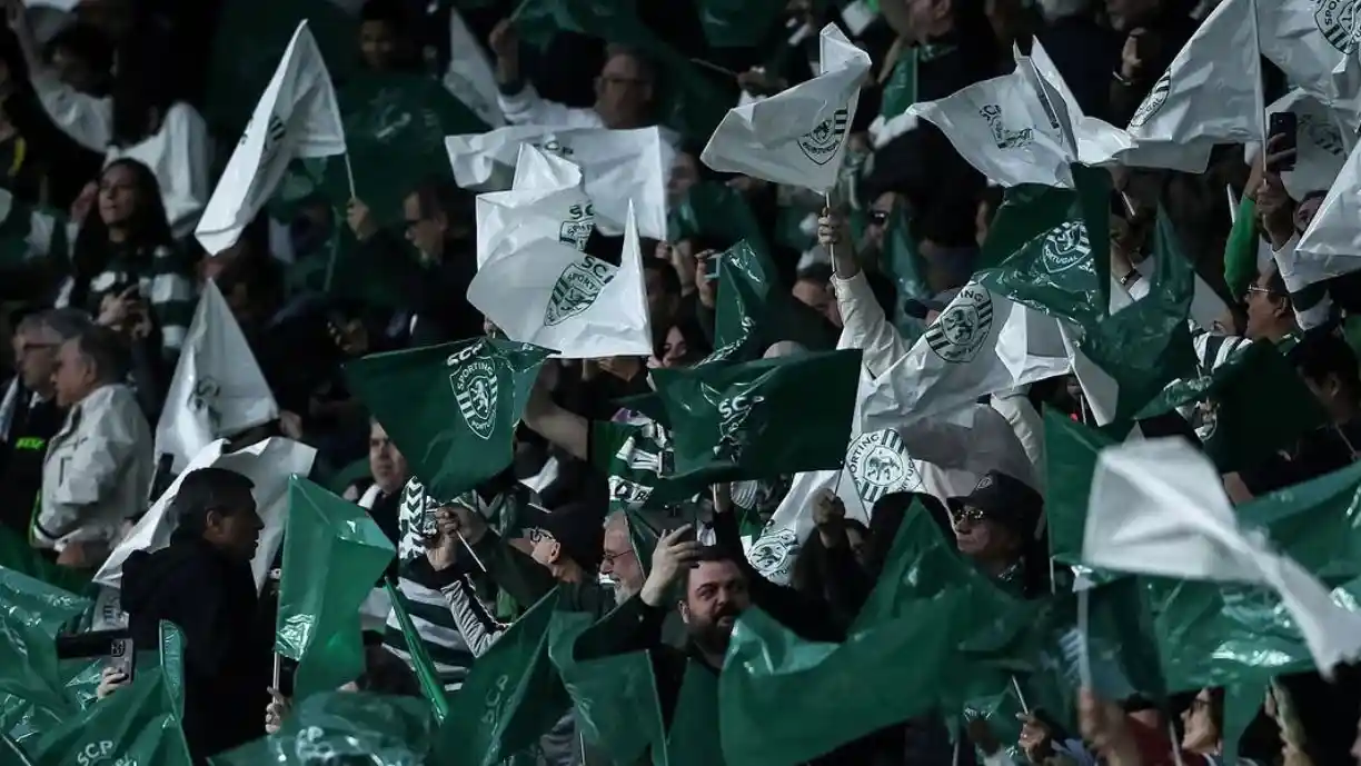 Sporting bateu o Benfica na final do Campeonato Nacional de 1998/99 e acabou a erguer título que escapava há três anos