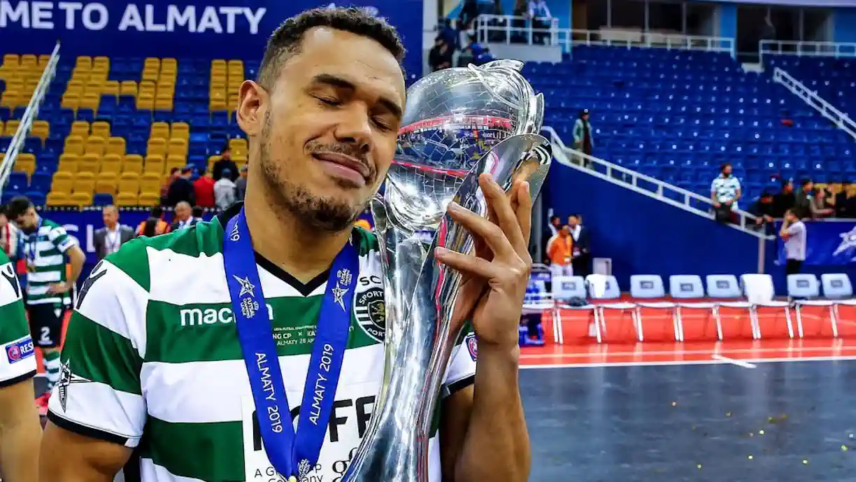 Em 111 jogos oficiais com a camisola do Sporting, Dieguinho marcou 78 golos e conquistou diversos títulos, entre os quais uma UEFA Futsal Champions League