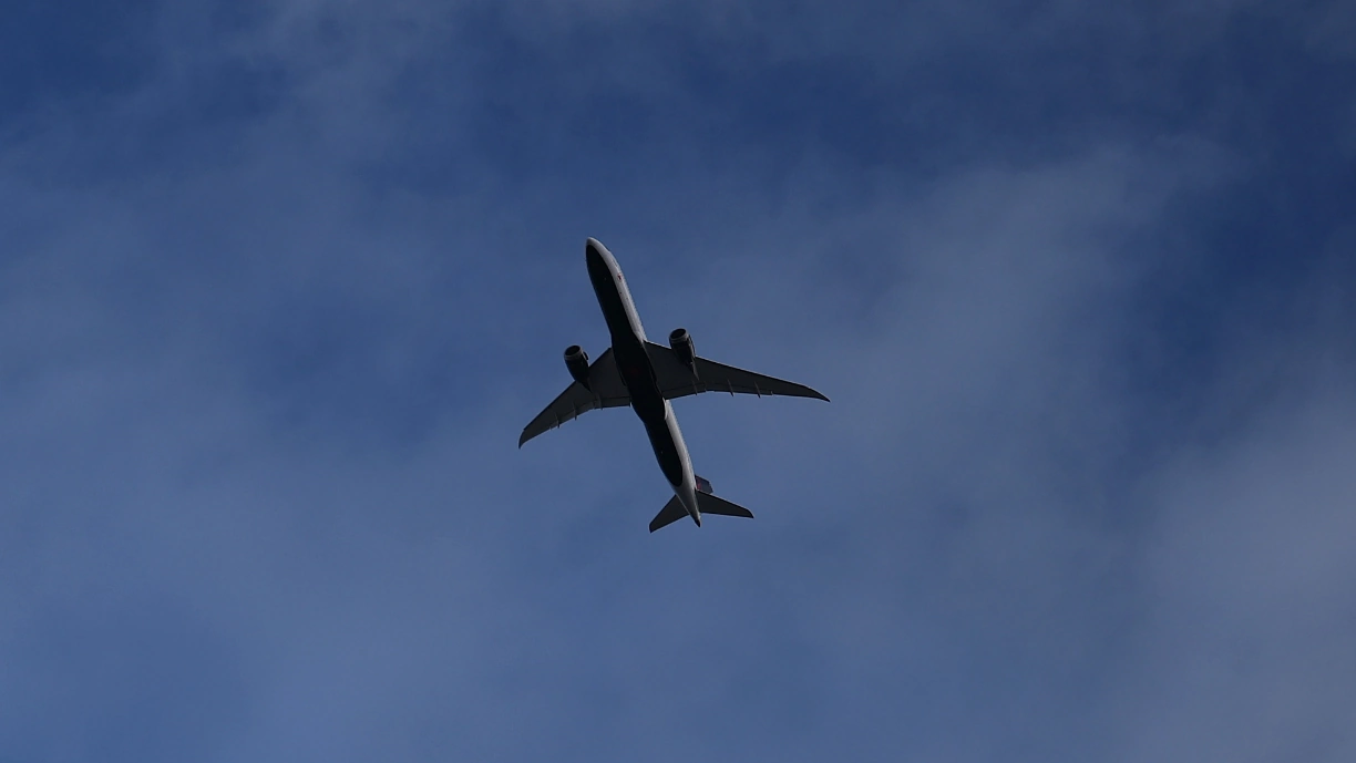Avião foi afetado por uma tempestade por volta das 20h30 de quarta-feira e o piloto foi forçado a aterrar no Aeroporto de Memmingen; Turbulência causou feridos
