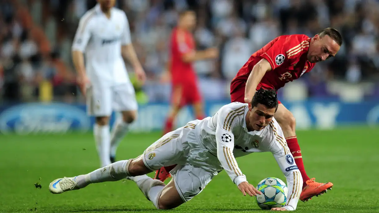 Cristiano Ronaldo disse que vencedor da Bola de Ouro tem de ter vencido a Champions e Franck Ribéry não perdoou ex Sporting