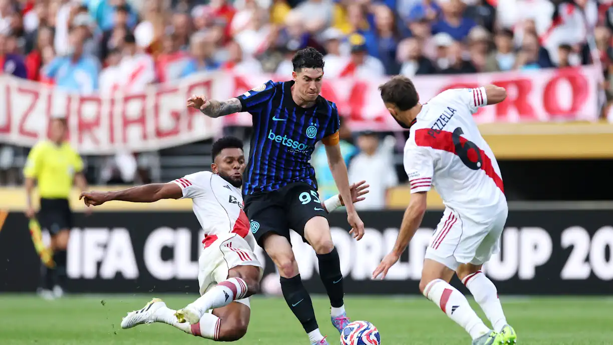 De loucos! Ex Sporting perde as estribeiras no Inter - River Plate e persegue adversário