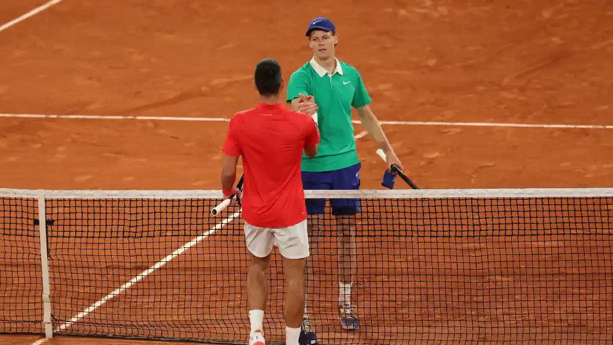 Jannik Sinner é o segundo finalista de Roland Garros e vai encontrar Carlos Alcaraz na final após bater Novak Djokovic