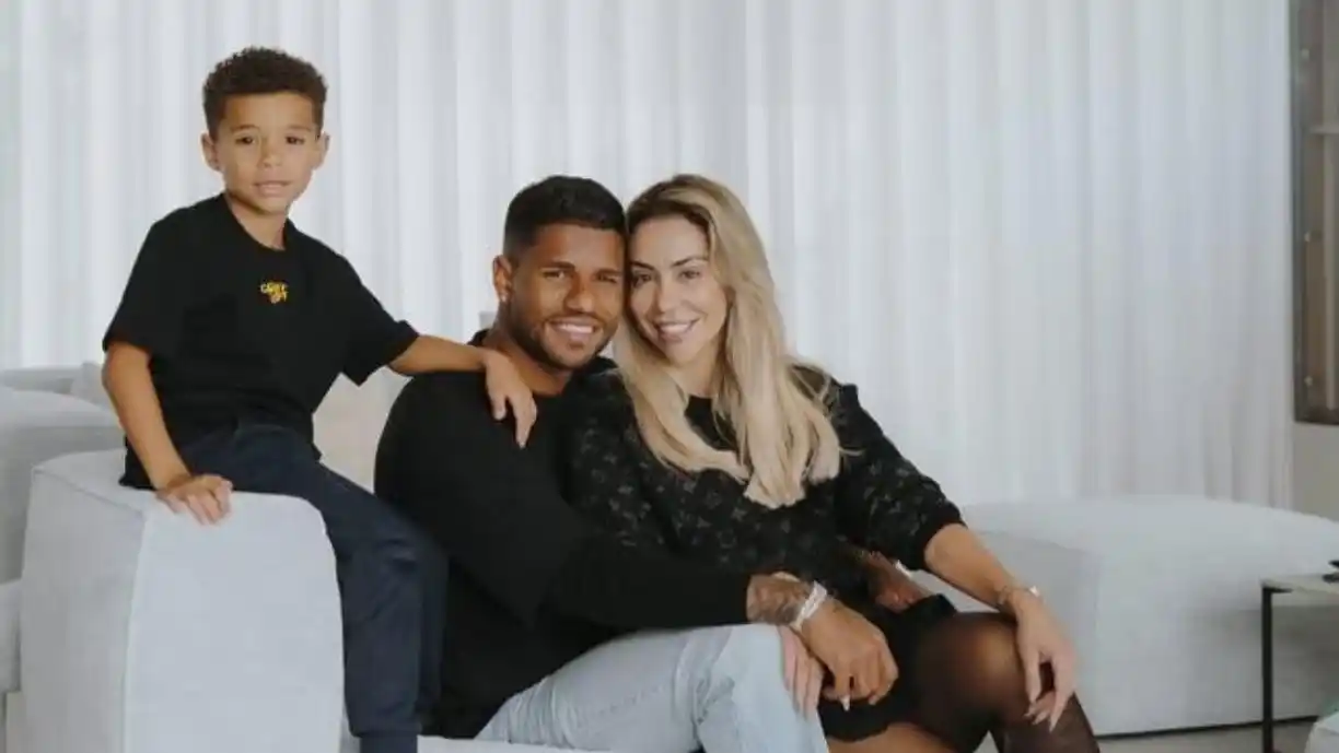 Após ameaças e ofensas, Matheus Reis e mulher mostram-se de férias (Vídeo)