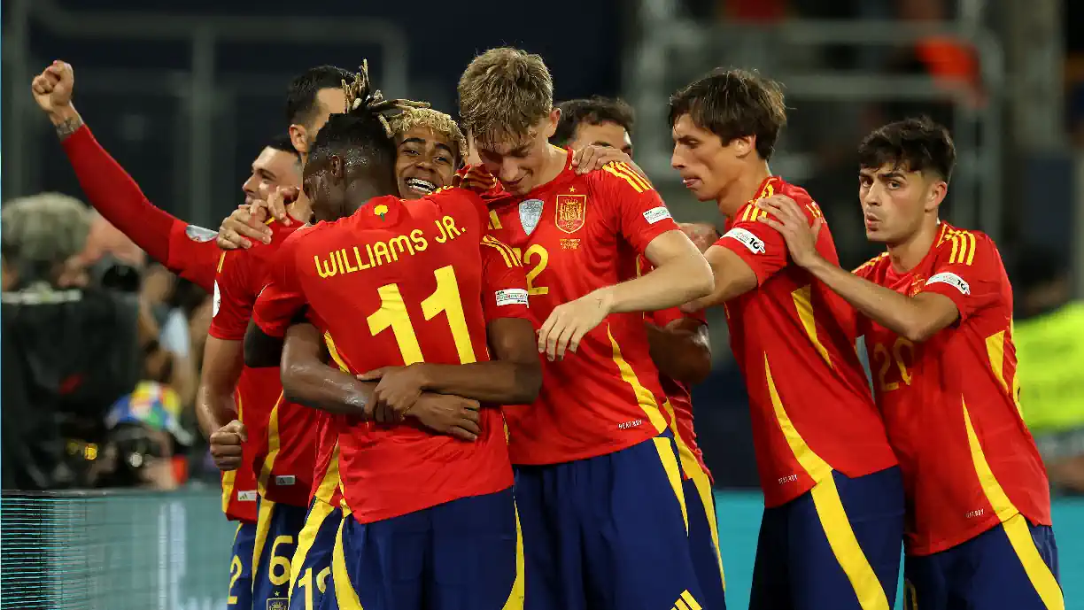 Na final, marcada para domingo, em Munique, Espanha defronta Portugal, após vitória frente à França; Ex Sporting foi titular