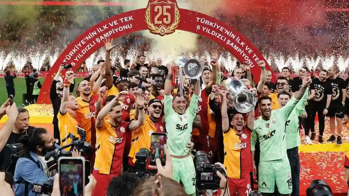 Elias Jelert, lateral-direito do Galatasaray, interessa ao Sporting, que terá apresentado proposta de 10 milhões de euros mais 2M em objetivos