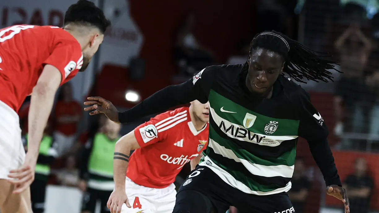 Leões estavam a uma vitória do pentacampeonato, mas Benfica levou a melhor sobre o Sporting num dérbi com 12 golos