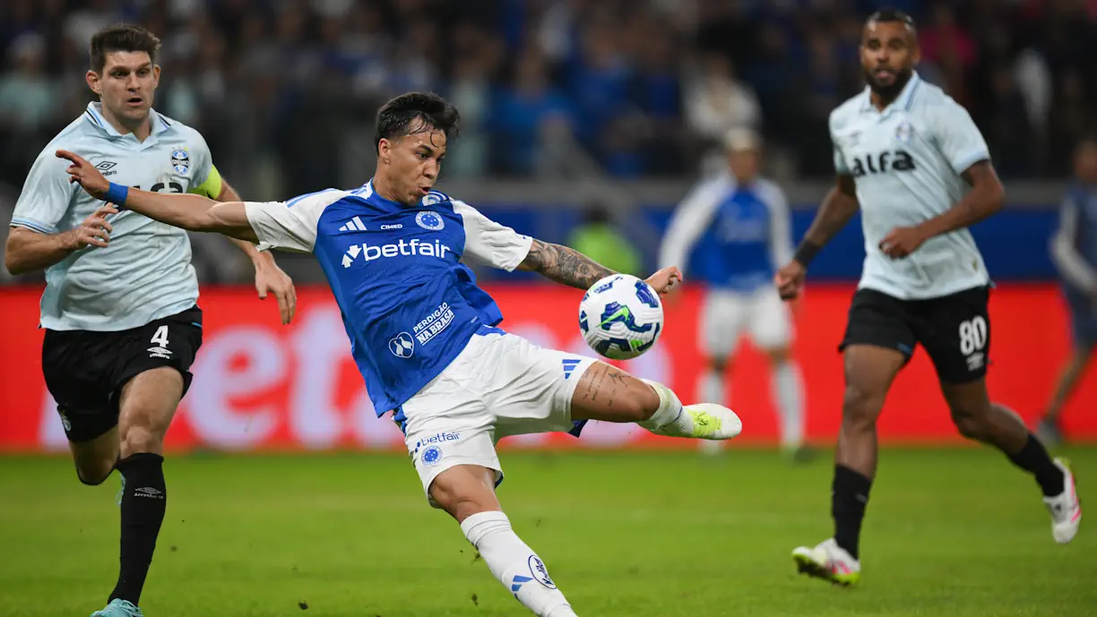 No regresso do Brasileirão, duas figuras com passagem no Sporting estiveram ao barulho na goleada do Cruzeiro - Grêmio