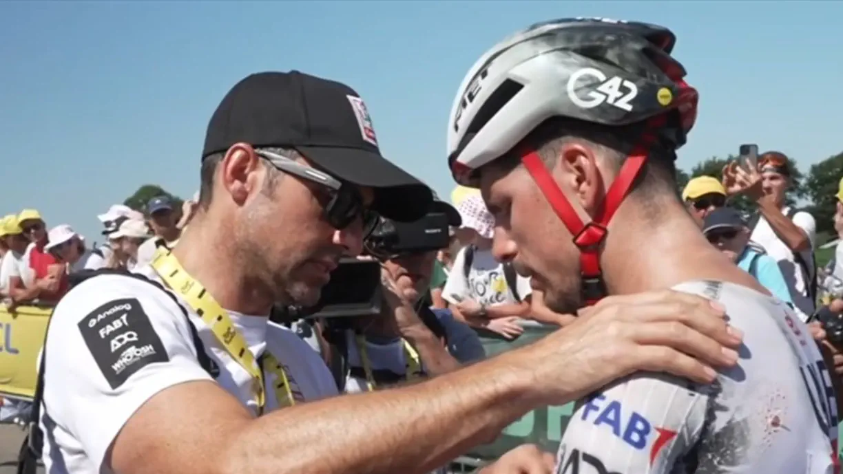 João Almeida cai e despede-se da luta pela geral no Tour de France