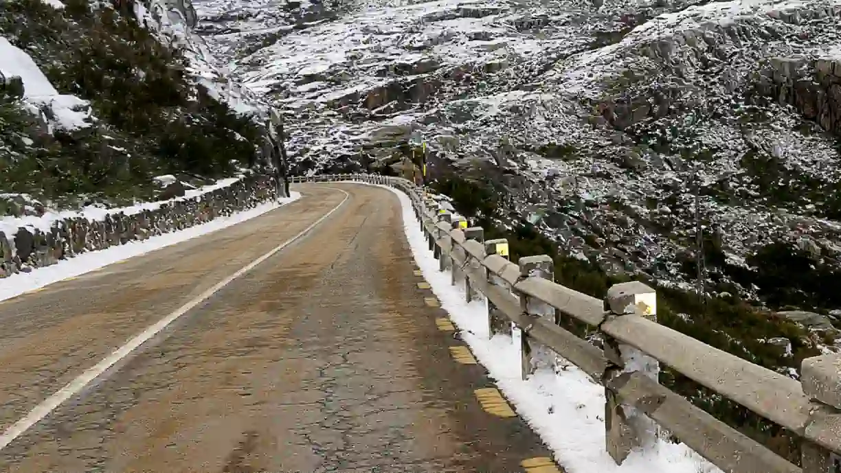Viatura entrou em despiste e caiu numa ravina na Serra da Estrela, imobilizando-se numa zona de difícil acesso para os operacionais que foram prestar socorro