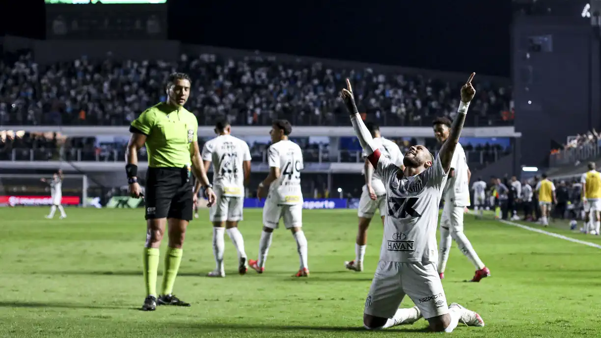 Neymar estraga noite a ex Sporting com golo tardio no Santos - Flamengo
