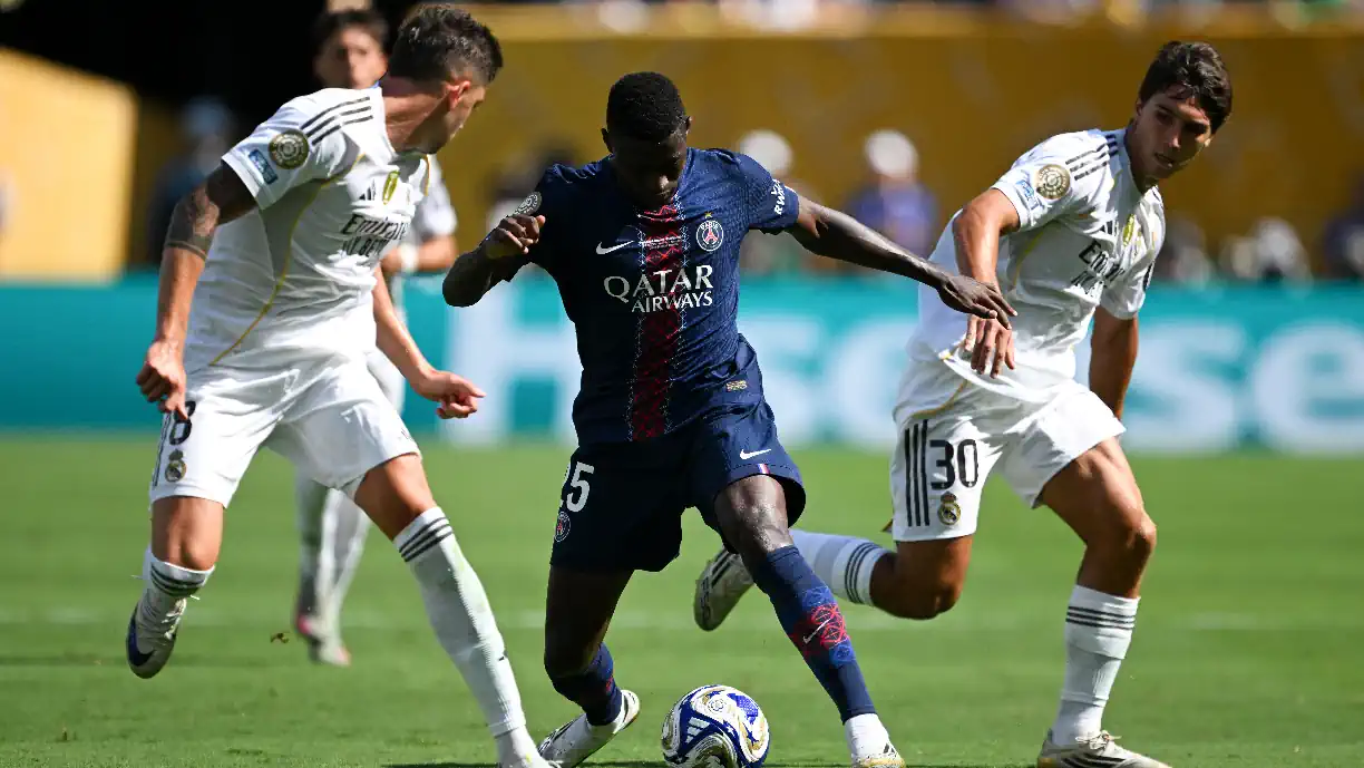 Vinícius Jr teve dificuldades em passar por Nuno Mendes no PSG - Real Madrid, com ex Sporting a apresentar-se a grande nível