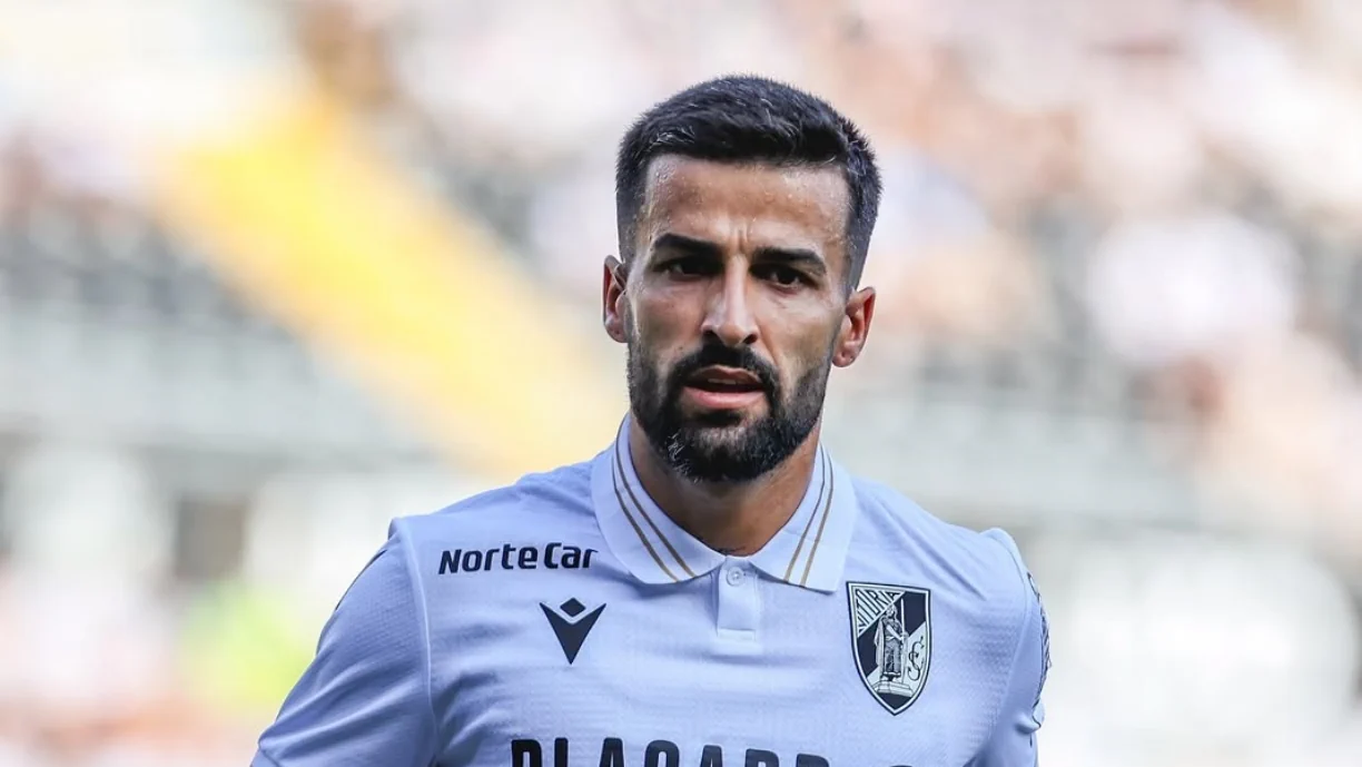 Tiago Silva, capitão do Vitória de Guimarães, foi apontado ao Sporting, mas leões não terão interesse no médio