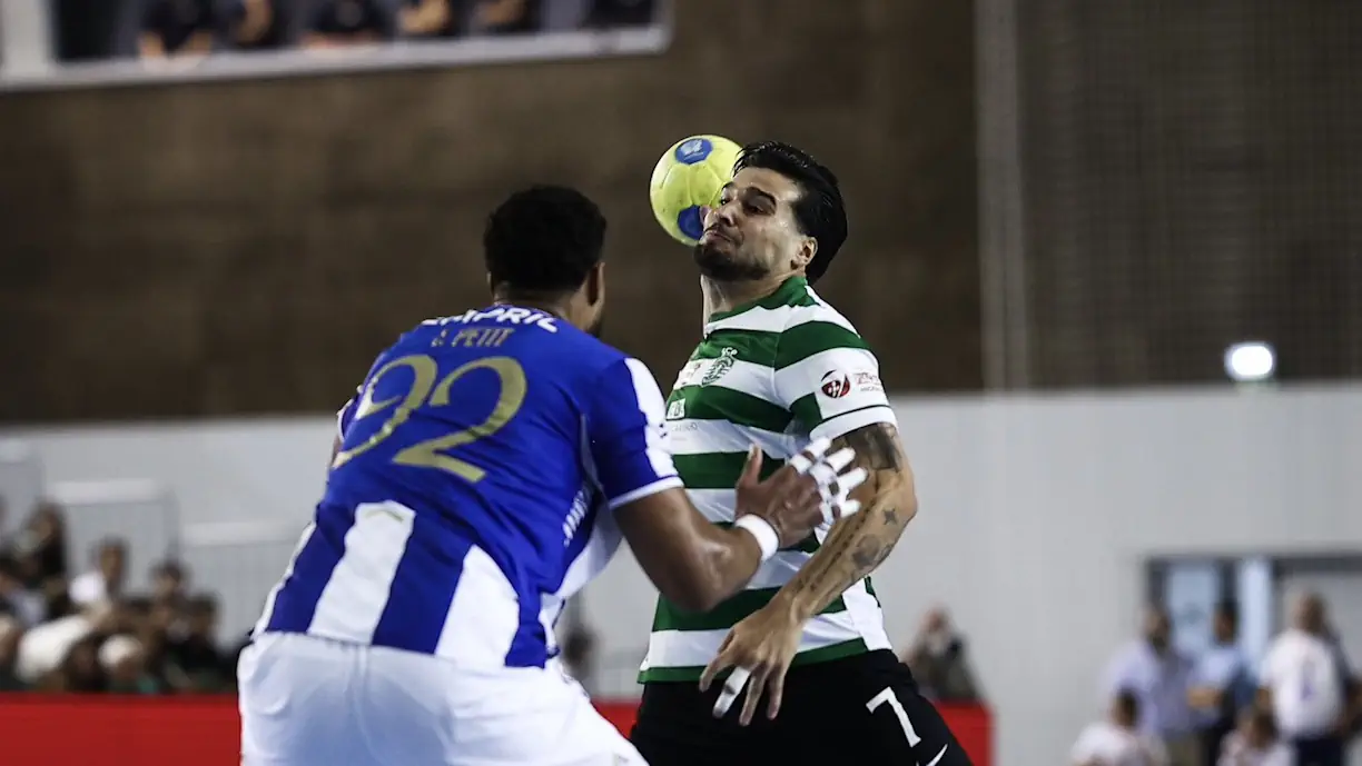 Andebol do Sporting vence Porto e volta a erguer Supertaça da modalidade, título que conquistou nas duas últimas épocas