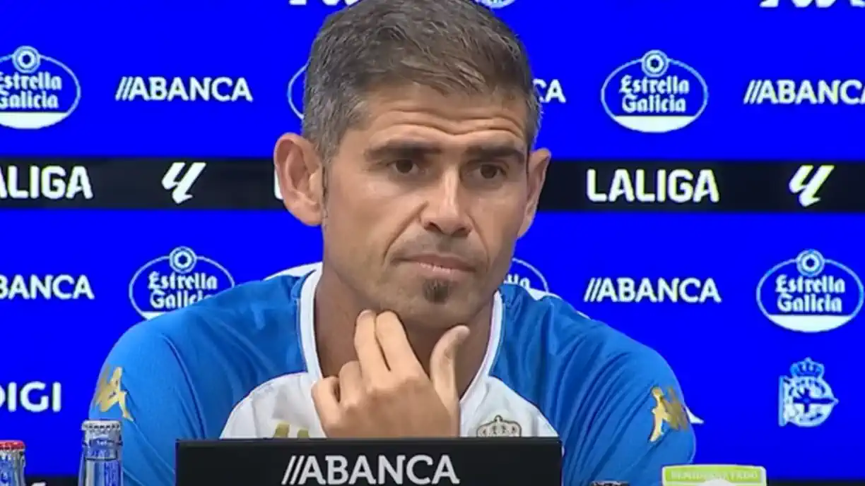 Antonio Hidalgo, treinador do Deportivo, diz que Yeremay Hernández, alvo do Sporting, e David Mella devem ficar no Riazor