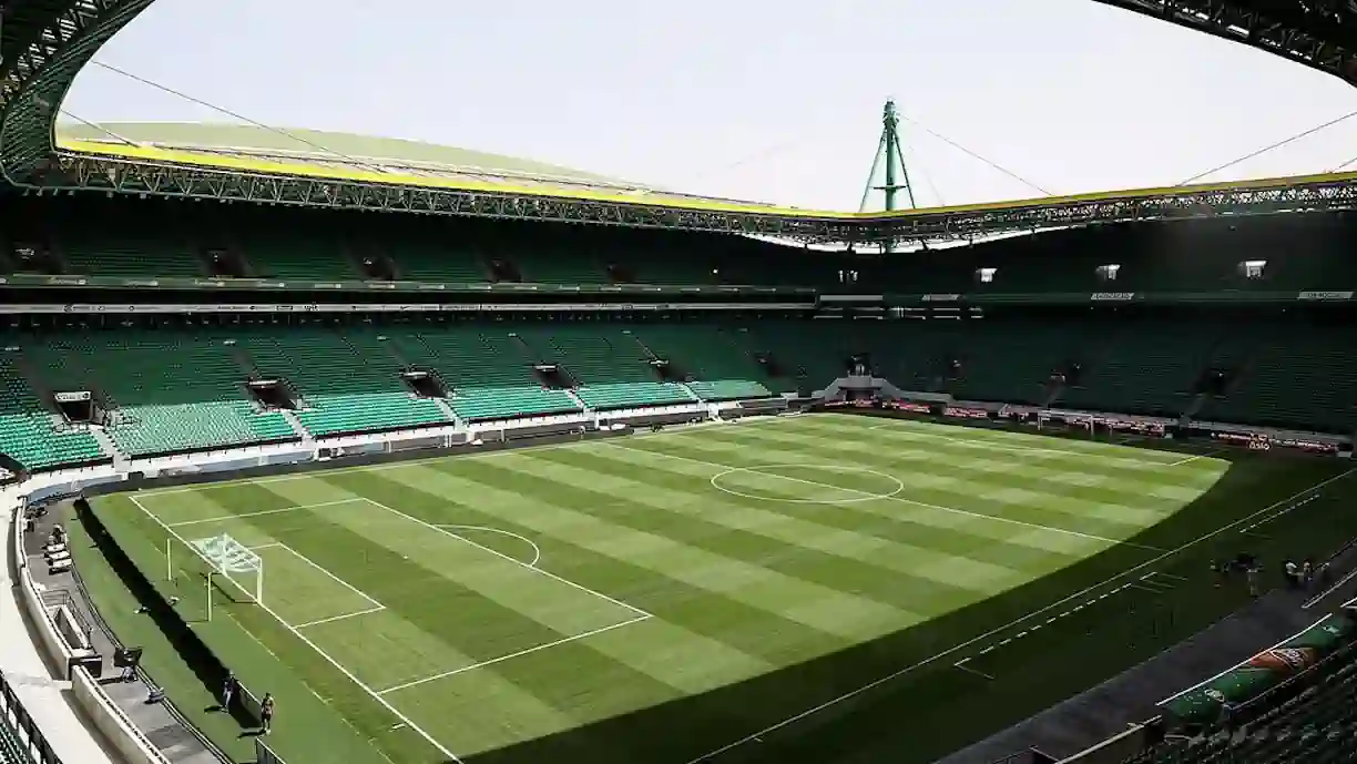 Torcida Verde, claque do Sporting, rasgou de alto a baixo as remodelações do estádio, que fazem parte do projeto Alvalade 2.0