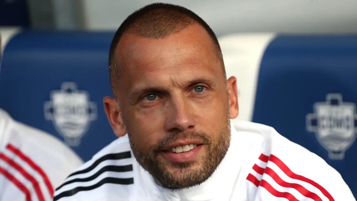 John Heitinga colocou Jeremiah St Juste na lista de alvos do Ajax ainda para este mercado, uma vez que o técnico é apreciador das suas qualidades