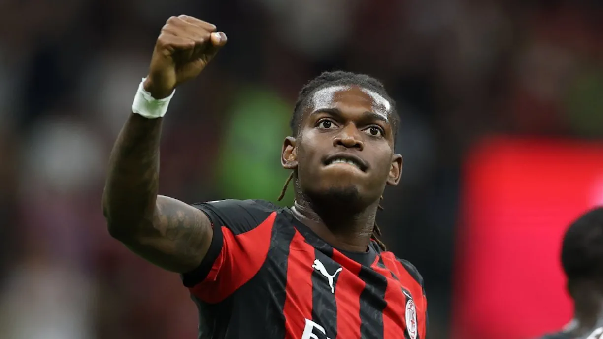 Rafael Leão acabou por sair lesionado no Milan - Bari, mesmo depois de marcar o primeiro golo da partida