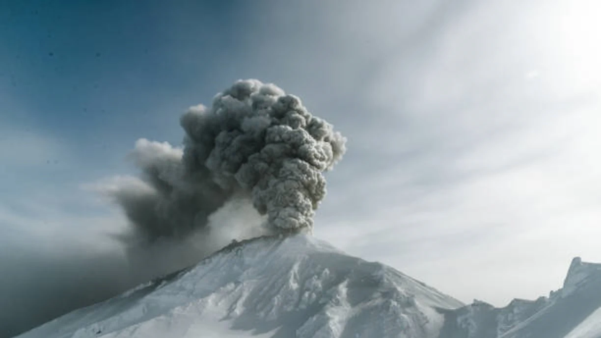 Depois de 600 anos em inatividade, vulcão russo voltou a entrar em erupção e criou nuvem de fumo a 6.000m de altitude