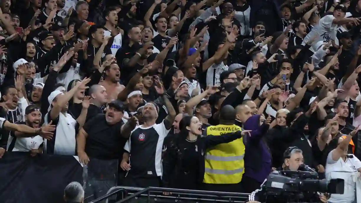 Ex Sporting, que jogou em Alvalade entre 2011 e 2016, está nas meias-finais da Copa do Brasil, após triunfo no Corinthians - Athletico PR