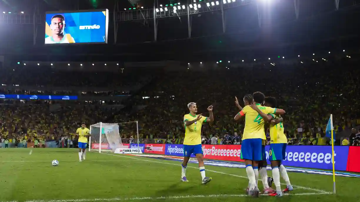Raphinha ficou perto do golo no  Brasil - Chile, mas bola sobrou para Estêvão, que de bicicleta se estreou a marcar pela canarinha