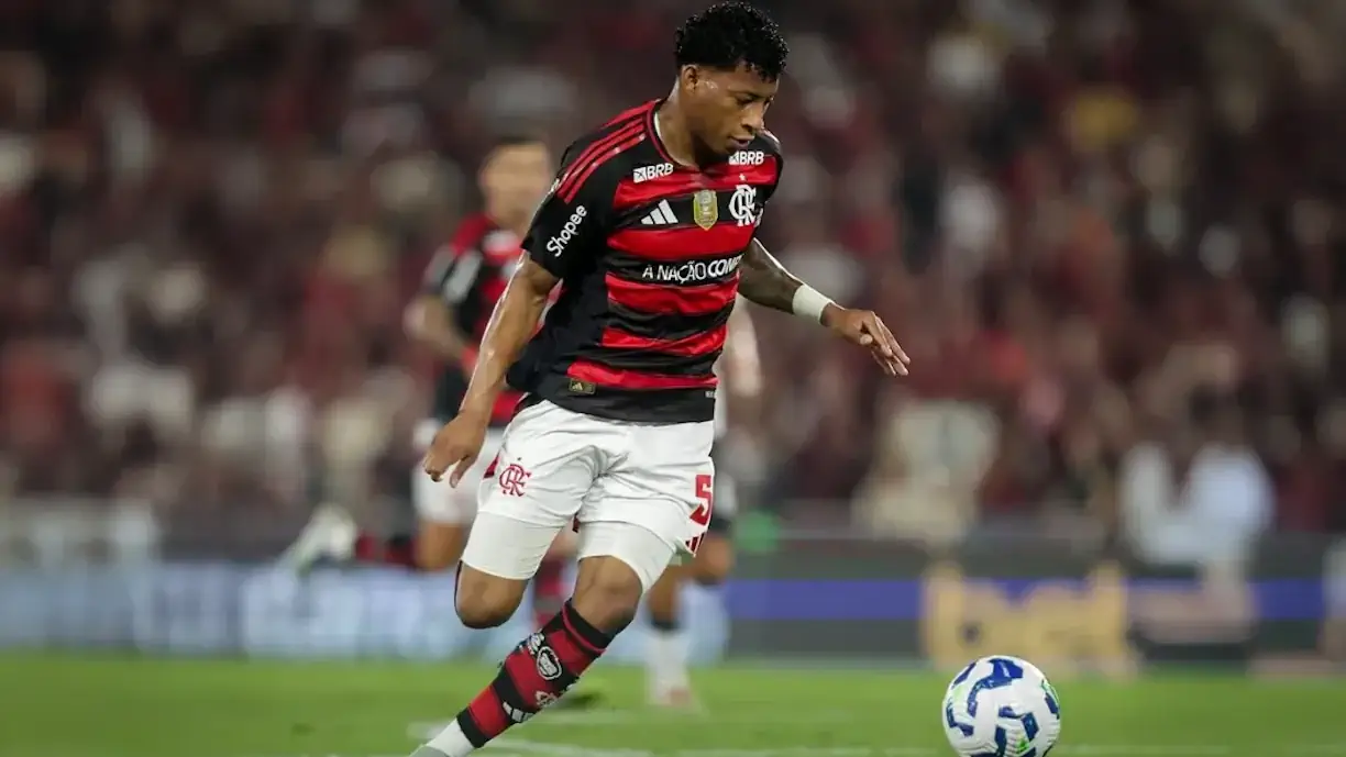 Gonzalo Plata foi titular no Estudiantes - Flamengo, mas antes do jogo da Libertadores a equipa brasileira passou por um mau momento na Argentina