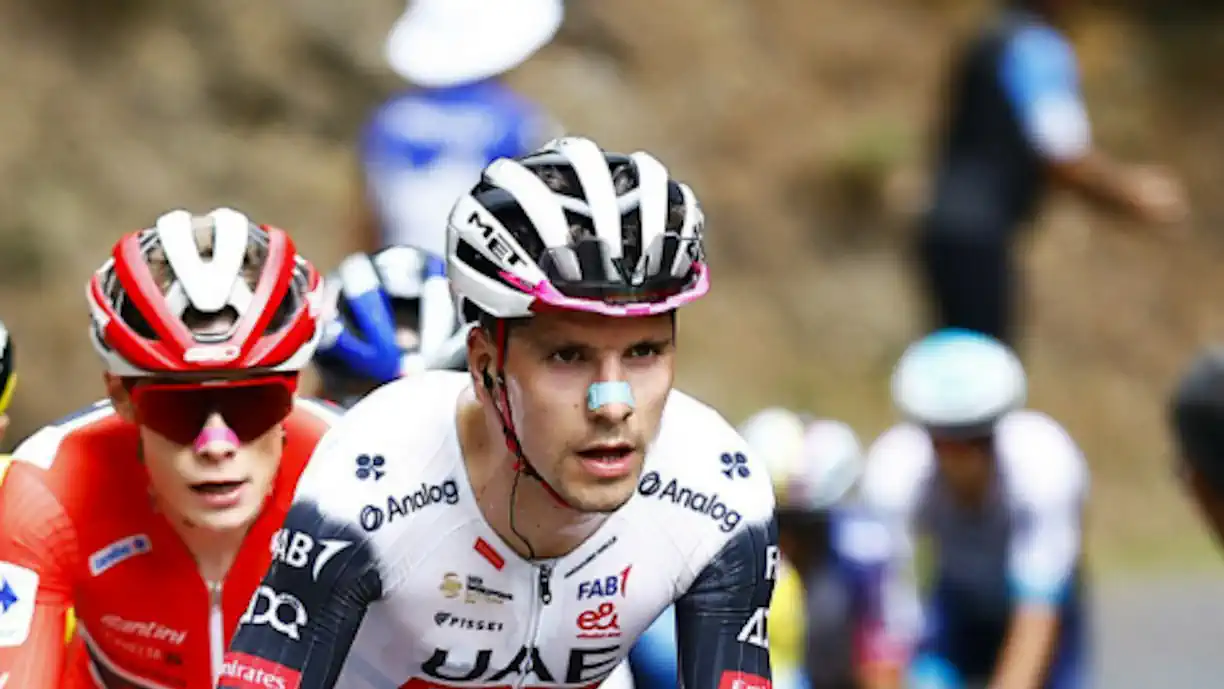 João Almeida bateu Jonas Vingegaard na subida final no lendário Alto de Angliru e está na luta pela Vuelta