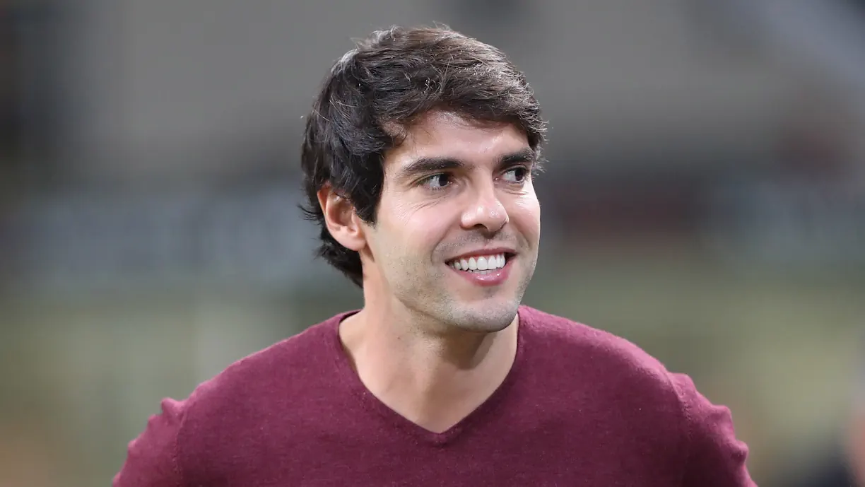 Médio do Sporting tira fotografia ao lado de Kaká em Alvalade