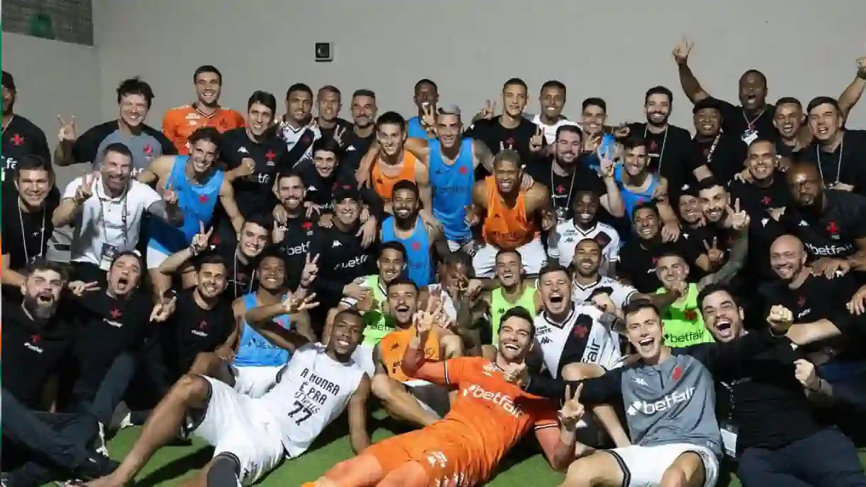 Nuno Moreira, antigo jogador do Sporting, marca no Botafogo - Vasco da Gama e ajuda a carimbar passagem na Taça do Brasil