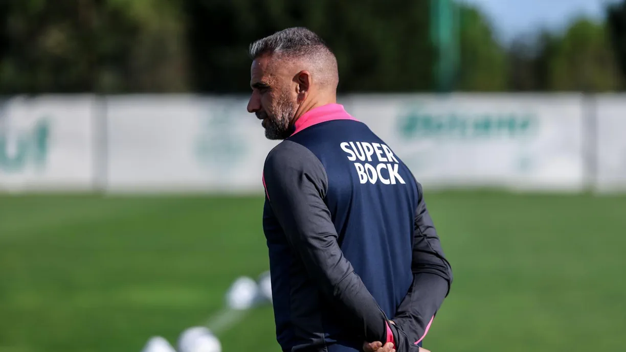  Devido às ausências dos muitos internacionais do Sporting ainda ao serviço das suas seleções, Rui Borges chamou ex avançado do Benfica