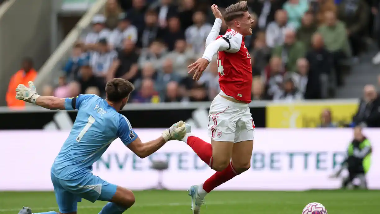 Newcastle - Arsenal virou o foco da polémica depois de grande penalidade não assinalada por falta de Nick Pope sobre Viktor Gyokeres