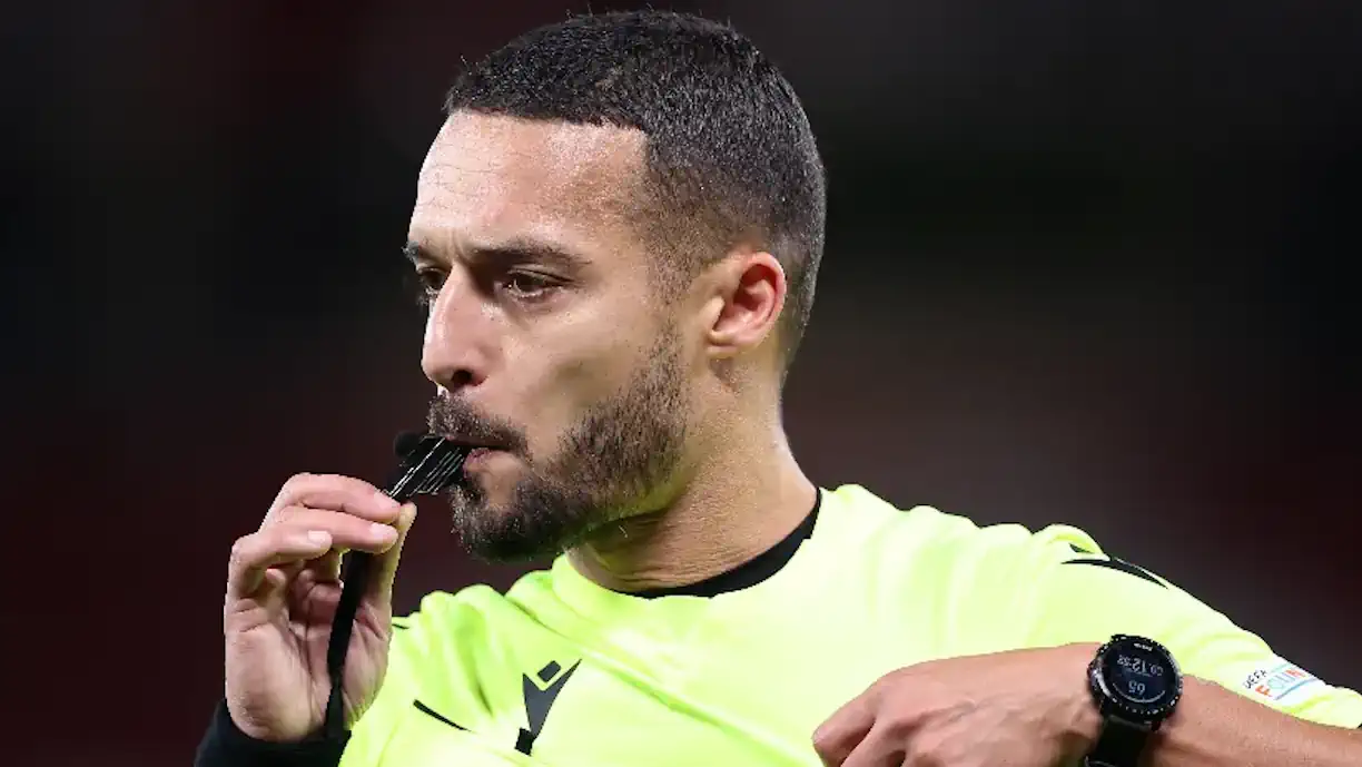 Assim que Cláudio Pereira anunciou a decisão de castigo máximo, jogador do Sporting foi admoestado com o cartão amarelo por palavras