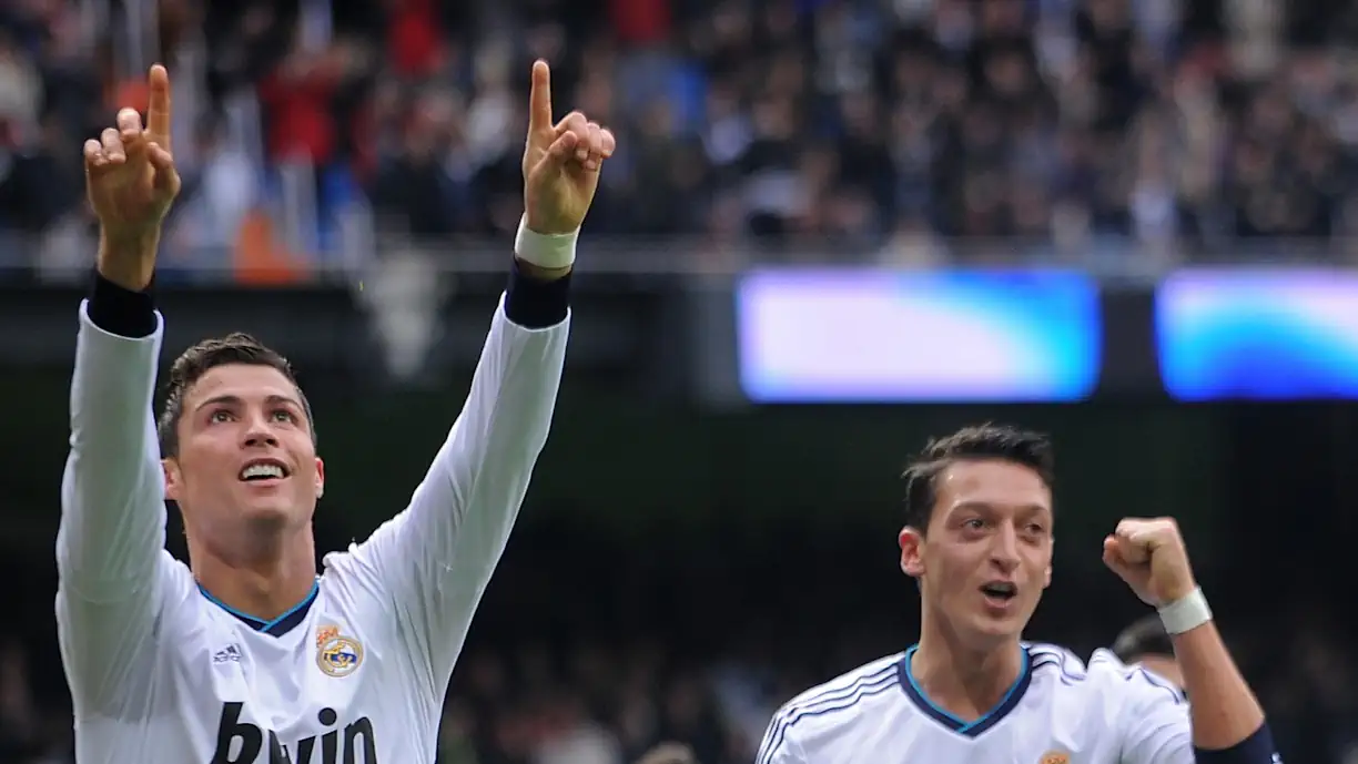 Futebolista que tem estado em destaque no Real Madrid neste início de temporada questionado sobre parecenças com parceria entre Cristiano Ronaldo e Ozil