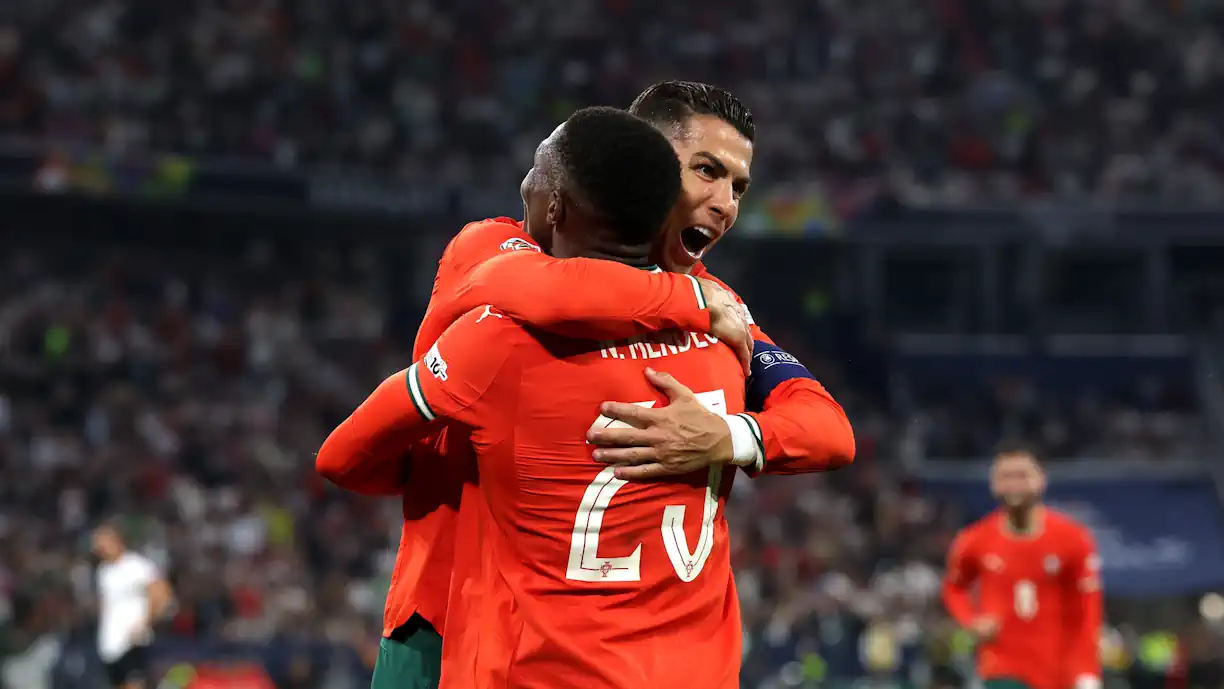 Nuno Mendes e Cristiano Ronaldo, dupla de ex Sporting, fazem parte da lista de candidatos ao melhor onze de 2025