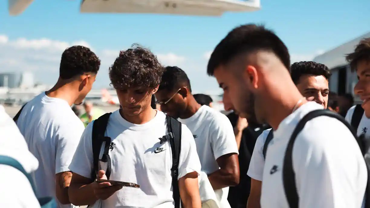 Devido ao atraso no voo para Nápoles, comitiva do Sporting foi obrigada a jantar dentro do avião e chegou muito tempo depois do previsto