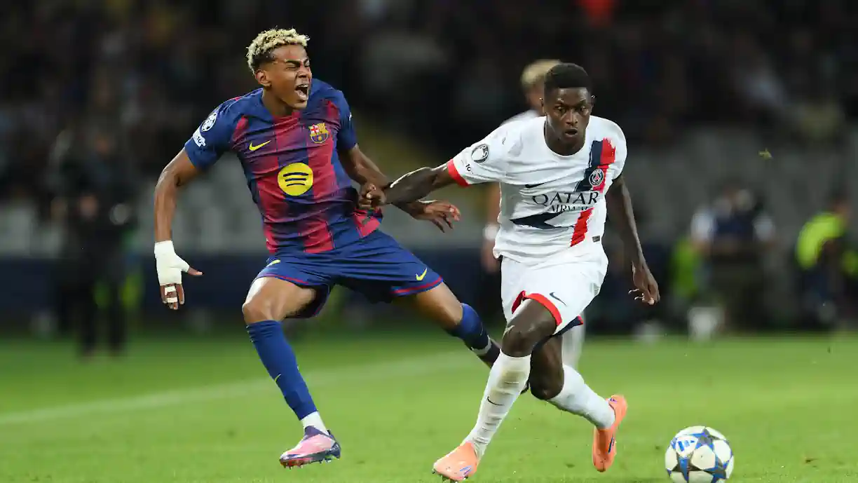 Ex Sporting Nuno Mendes foi homem do jogo no Barcelona - PSG e voltou a secar Lamine Yamal como já havia feito