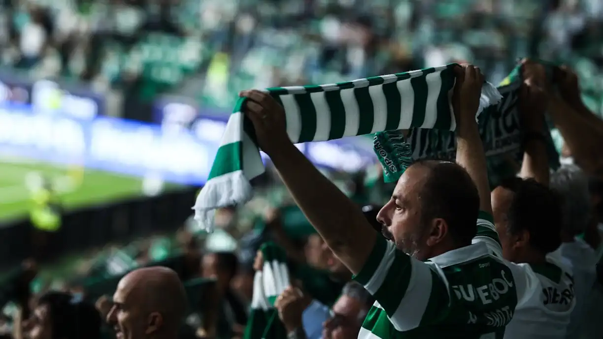 Jogador do Sporting está ainda debilitado devido a uma rotura total do ligamento cruzado do joelho esquerdo e vai continuar afastado