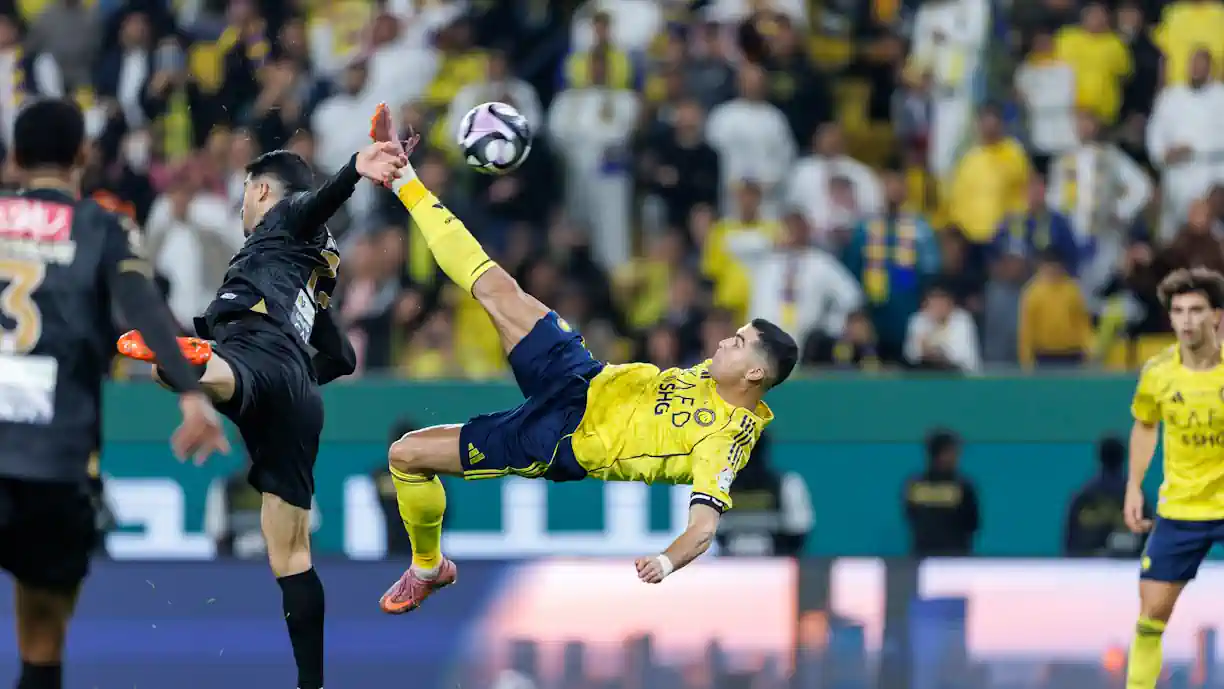 Cristiano Ronaldo sorri aos críticos com golaço de pontapé de bicicleta no Al Nassr - Al Khaleej