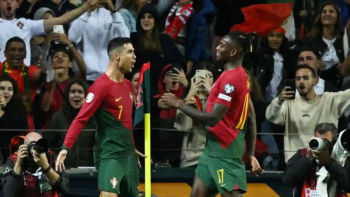 Ex colega de Rafael Leão no Milan diz: "Falavam mais de mim do que de Cristiano Ronaldo"