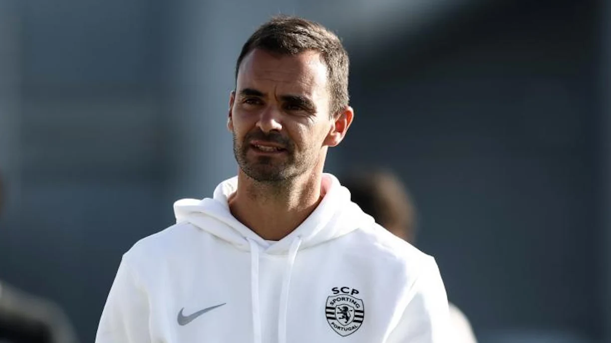 João Gião foi apontado ao lugar de João Pereira no Casa Pia, mas vai continuar a ser técnico da equipa B do Sporting