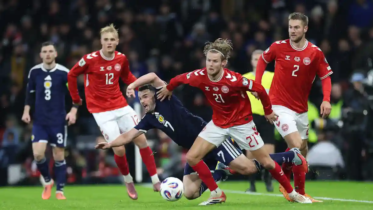 Hjulmand comete erros crassos e Dinamarca sofre pesadelo; Médio do Sporting cabisbaixo