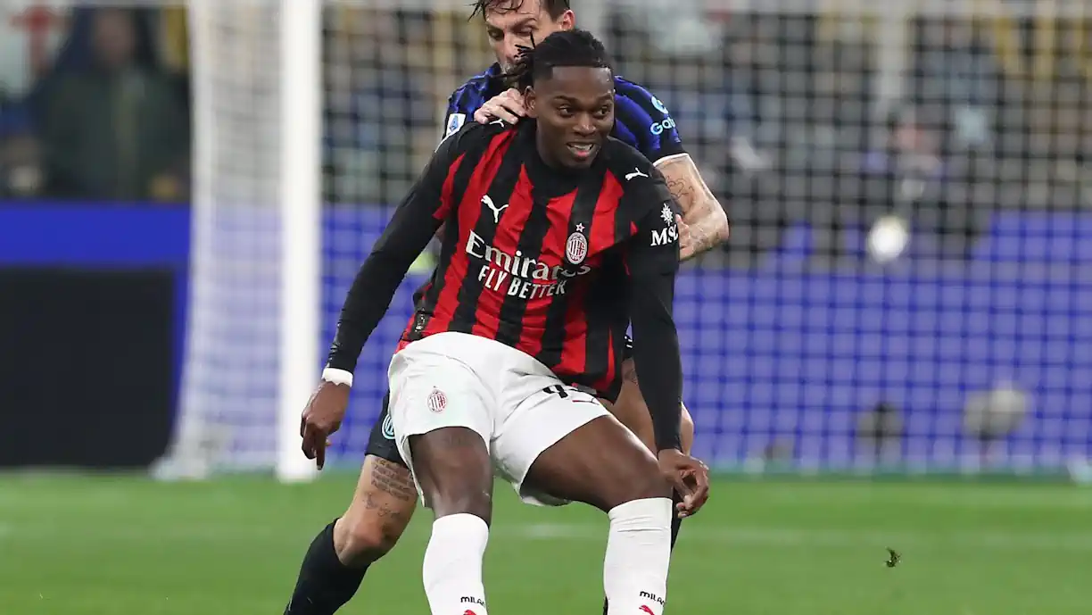 Rafael Leão é titular no Inter - Milan e acaba comparado a flop do Benfica