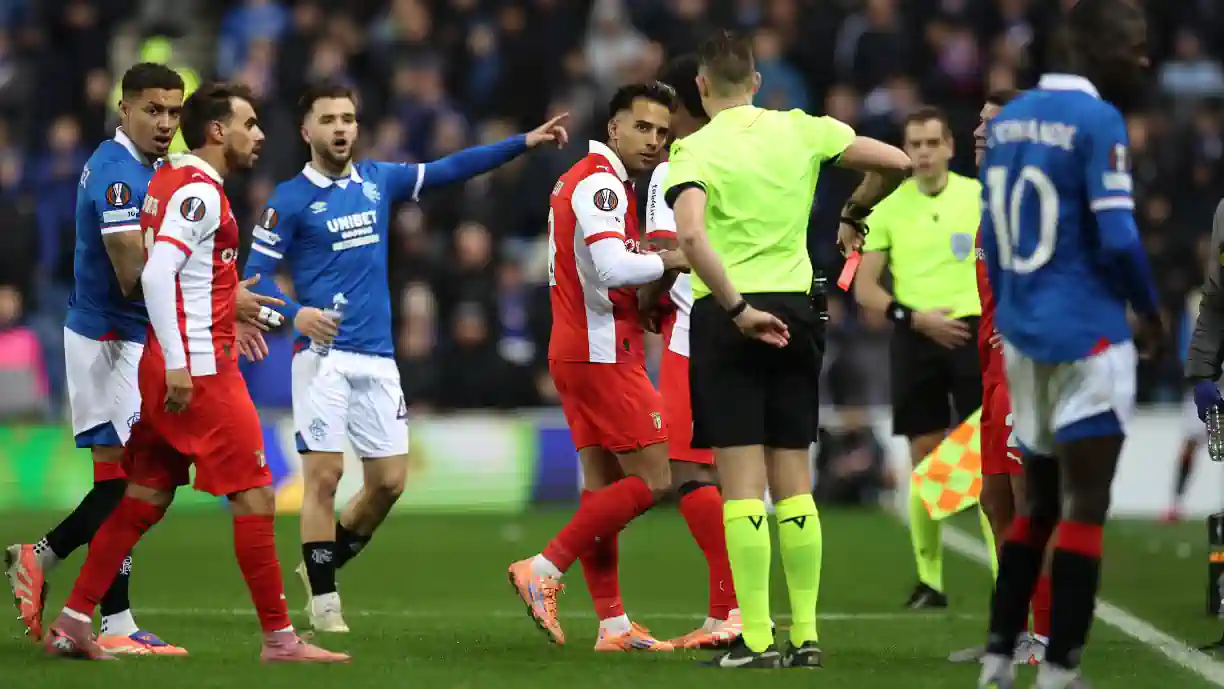 Alvo do Sporting 'porta-se mal' e acaba expulso no Rangers - Braga