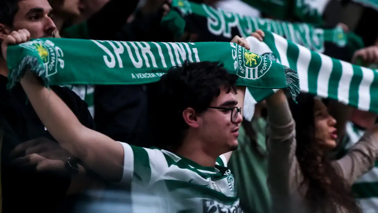 Sporting perde em casa contra o penúltimo classificado (4-2) e vê Benfica fugir na luta pelo primeiro lugar