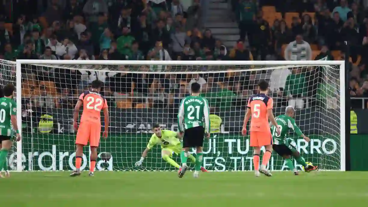 Raphinha, que conta com passagem pelo Sporting, esteve na corrida à Bola de Ouro na temporada passada, mas não jogou no Betis - Barcelona